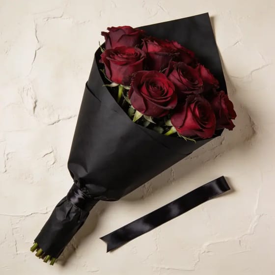 Buket Bunga Hitam dan Merah